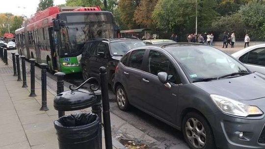 Kolizja koło Astorii. Trolejbus uderzył w tył samochodu