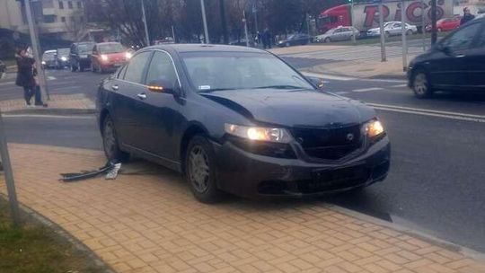 Kolizja na Dolnej 3 Maja: Kierowca wjechał pod prąd