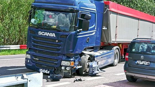 Kolizja na krajowej "siedemnastce". Jedna osoba w szpitalu