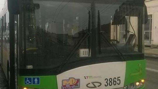 Kolizja pod Ratuszem. Trolejbus zderzył się z volkswagenem