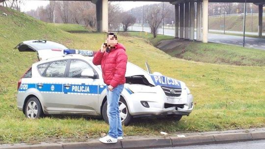 Kolizja radiowozu, uderzył w latarnię