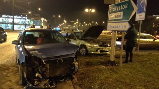 Kolizja samochodów na rondzie koło Zamku Lubelskiego. Są utrudnienia w ruchu [zdjęcia]