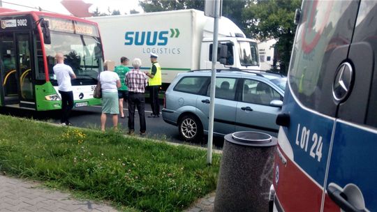 Kolizja z udziałem autobusu miejskiego, BMW i forda. Utrudnienia w ruchu