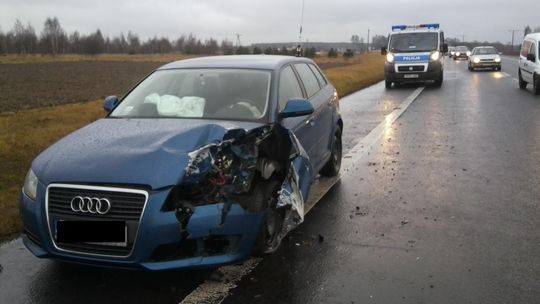 Koło odpadło od ciężarówki i uderzyło w dwa auta