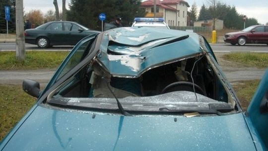 Koło odpadło z ciężarówki i uderzyło w samochód