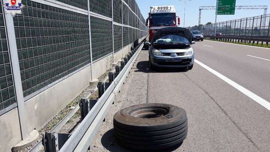 Koło odpadło z ciężarówki i uderzyło w samochód
