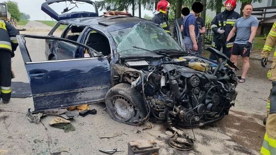 Koło Świdnika volkswagen roztrzaskał się o mur kościoła. Są ciężko ranni