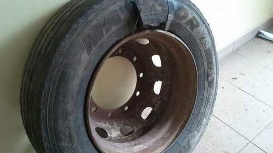 Koło wystrzeliło, 25-latek zmarł. Prokuratura zbada sprawę