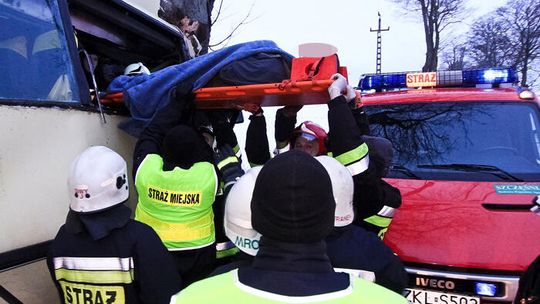 Kołobrzeg: Autobus uderzył w drzewo, pięć osób rannych