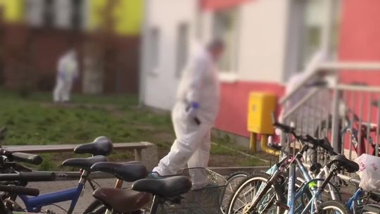 Kołobrzeg: Ciało 16-latka na klatce schodowej. Po południu policja zatrzymała 17-latka