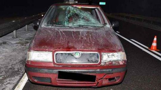 Kolonia Jurki: Pijany 17-latek szedł środkiem drogi, wpadł pod skodę