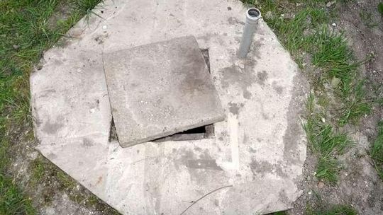 Kolonia Wyżnica. 4-letnie dziecko wpadło do szamba podczas gry w piłkę