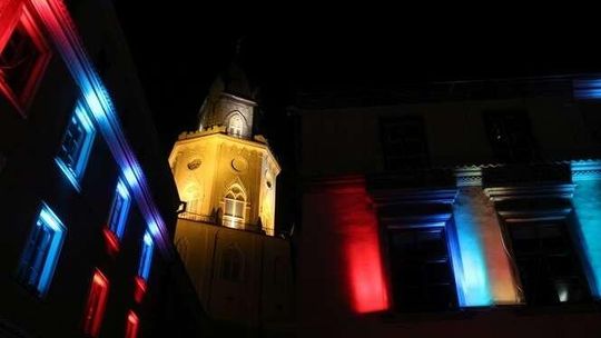 Kolorowa iluminacja wróci na Stare Miasto. Ale nie na stałe