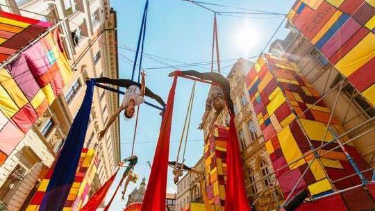 Kolorowe słupy, lampiony, słońce i sztukmistrze. Lubelska ulica we Wrocławiu