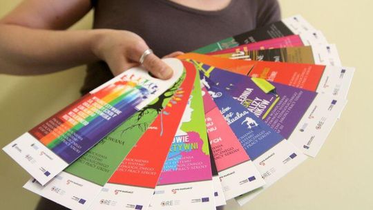 Kolorowe zawieszki za 75 tys. zł trafią do szkół. Tylko po co?