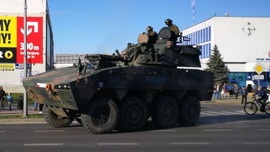 Kolumny wojskowe na drogach zaskakują mieszkańców. Kierowcy też nie zawsze wiedzą jak się zachować