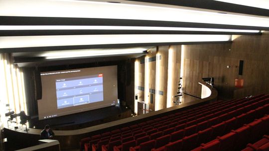 Kolumny, żyletki i czerwone fotele, czyli Dom Chemika w Puławach w nowej odsłonie