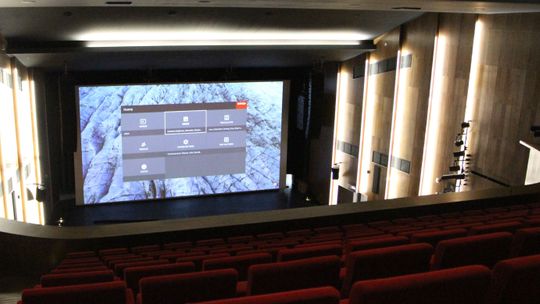 Kolumny, żyletki i czerwone fotele. Tak wygląda nowy Dom Chemika w Puławach