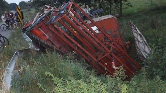 Kombajn wypadł z mostu i wpadł do rzeki