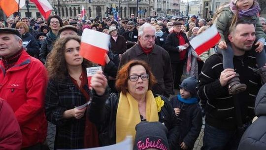 Komitet Obrony Demokracji wychodzi na ulice w obronie mediów (SONDA)