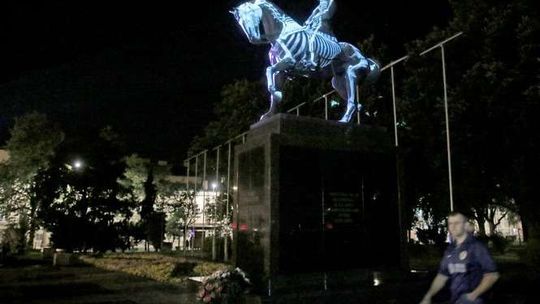 Komitet oburzony instalacją ze szkieletem. Ale miasto obiecuje, że cenzury nie będzie