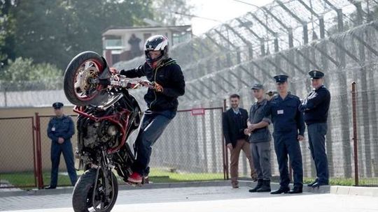Komorowski pokazał klasę w areszcie. Akrobacje na motocyklu (wideo)