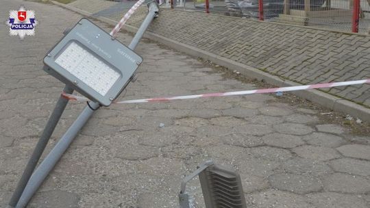 Kompletnie pijana chciała zaparkować. Uszkodziła znak, przęsła, latarnię [zdjęcia]