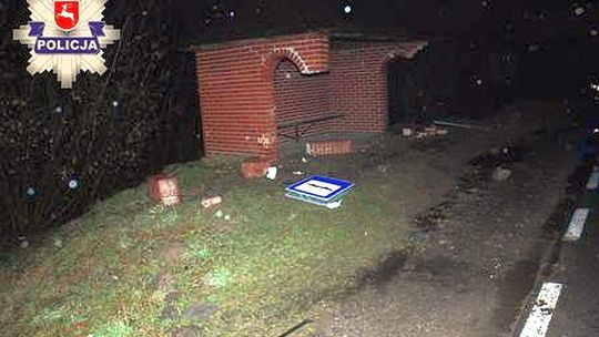 Kompletnie pijany kierowca staranował przystanek autobusowy