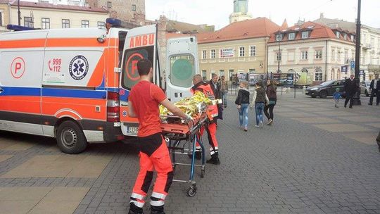 Kompletnie pijany mężczyzna oblał się benzyną przed ratuszem