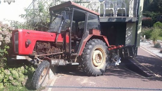 Kompletnie pijany mężczyzna wjechał ciągnikiem w dom sąsiada