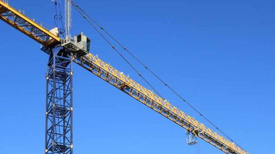 Kompletnie pijany operator dźwigu budował sąd. Wódkę wypił w kabinie