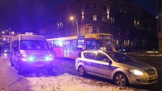 Kompletnie pijany wychodził z trolejbusu i się przewrócił. Tuż przed inny trolejbus