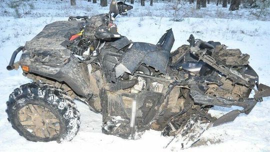 Kompletnie zmiażdzony quad. Groźny wypadek na publicznej drodze