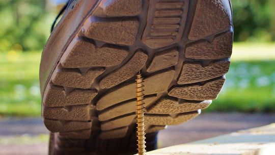 Komu przysługuje odszkodowanie za wypadek w pracy? Oto porady doświadczonych prawników