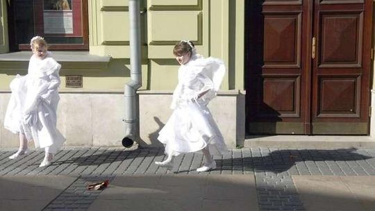 Komunia w kościele, przyjęcie na basenie. Ile kosztuje organizacja komunii?