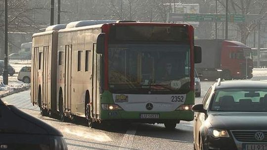 Komunikacja podmiejska kursuje, ale z problemami