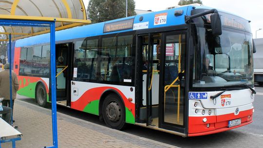 Komunikacyjne zmiany na Wszystkich Świętych. Dla kierowców i pasażerów