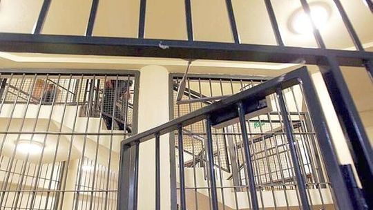 Konał zamknięty w celi kilkanaście godzin. Miał być pijany, umarł na krwiaka mózgu