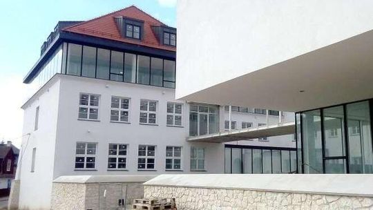 Końca budowy nowej szkoły nie widać. Gdzie będą się uczyć dzieci?