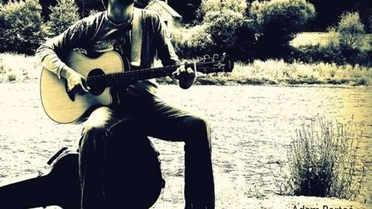 Koncert Adama Bartosia w Chatce Żaka