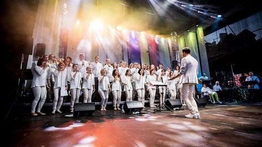 Koncert Gospel Rain na dziedzińcu KUL