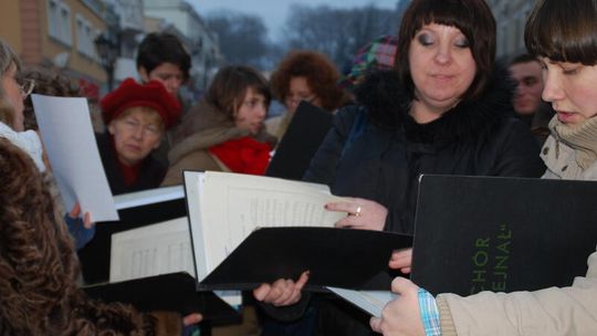 Koncert kolęd przed chełmską biblioteką