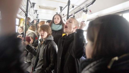Koncert międzyprzystankowy. Chór zaśpiewał w autobusach (wideo)