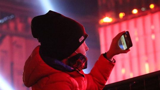 Koncert "Pasja 2021" w Lublinie. Mieszkańcy podglądali go zza ogrodzenia