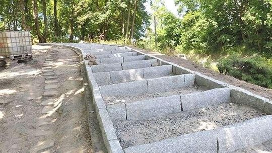 Kończą schody do parku Podzamcze w Łęcznej