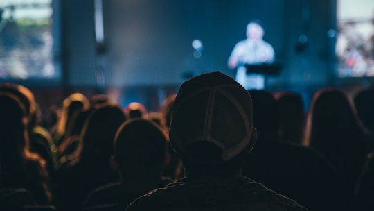 Konferansjer na gali charytatywnej i aukcji – jak łączyć emocje z prowadzeniem licytacji?