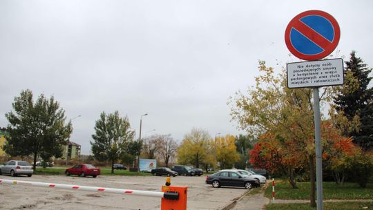 Konflikt na osiedlu. Mieszkańcy bloków postawili szlaban na parkingu