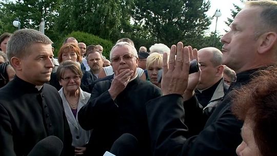 Konflikt o ks. Lemańskiego. Parafianie: Nie wpuścimy nowego księdza (wideo)