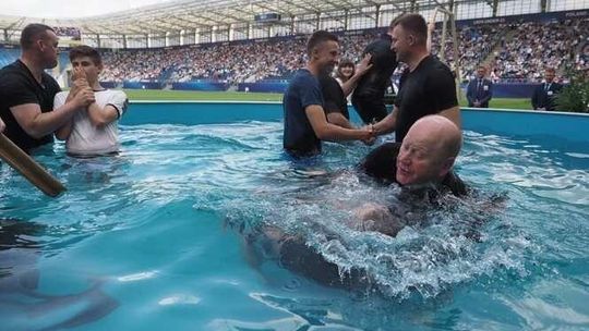 Kongres Świadków Jehowy w Lublinie. Chrzest na stadionie (zdjęcia)