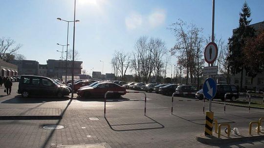 Koniec darmowego parkowania. Sklepy wprowadzają opłaty